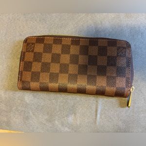 LV wallet like new condition